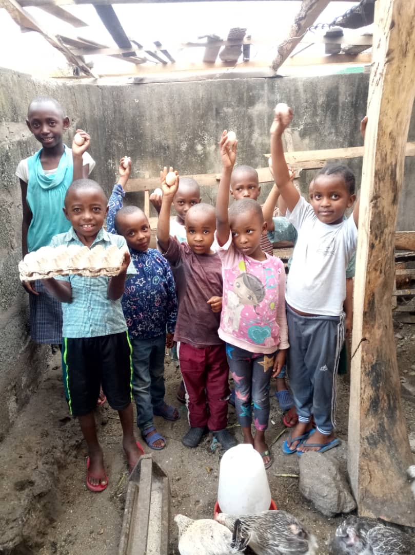 Volunteers supporting children in Arusha